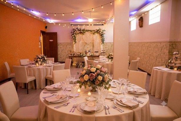 Mesa posta com flores e luzes para um evento