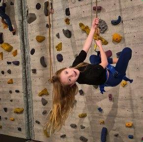 Menina escalando na corda