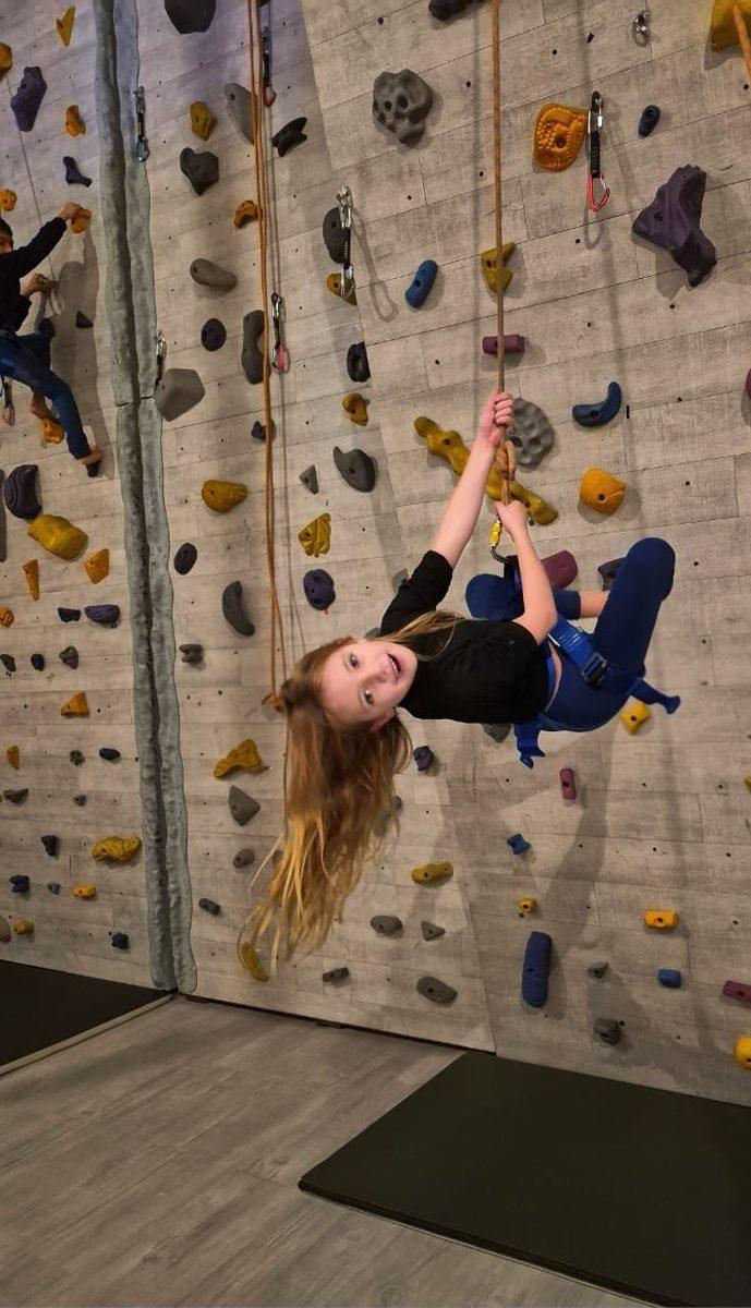 Menina escalando na parede