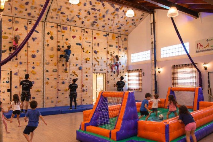 Crianças escalando e brincando no espaço