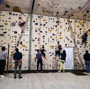 Turma escalando com os instrutores