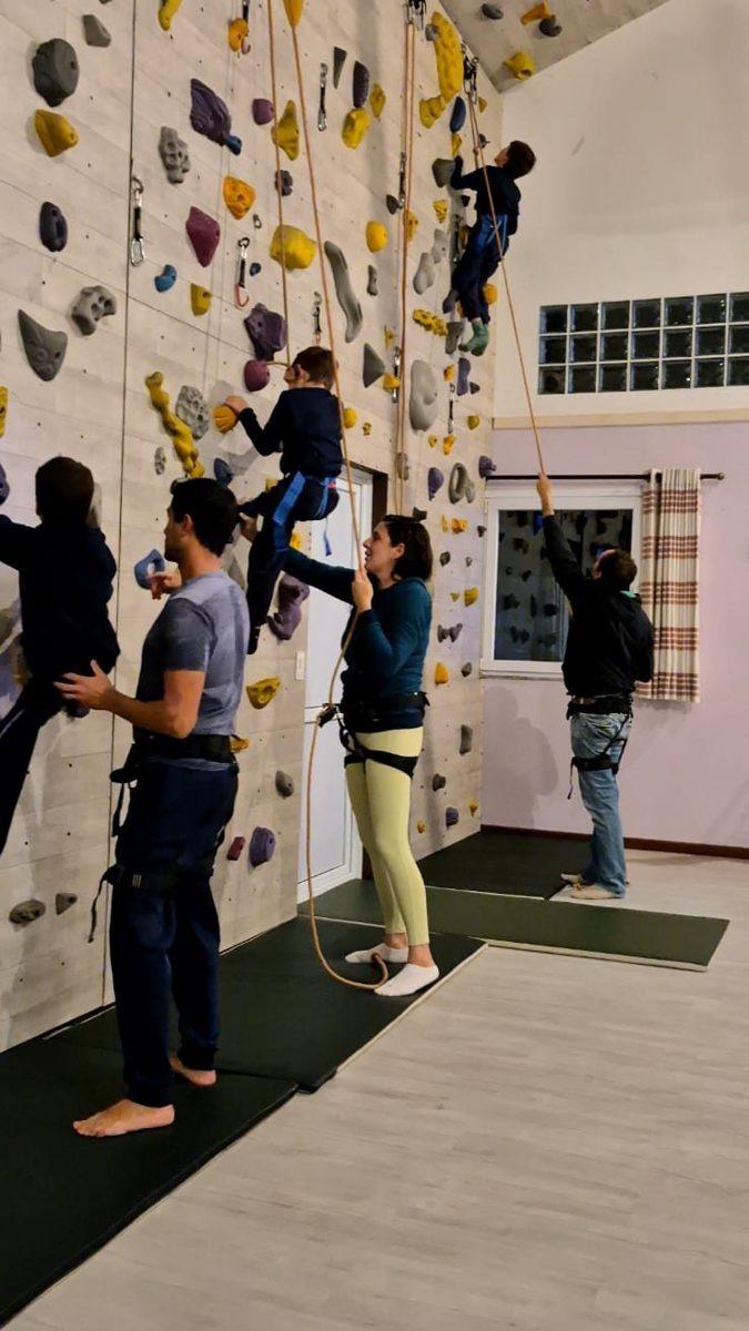 Crianças escalando com os instrutores