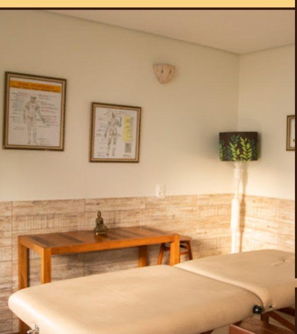 Sala de atendimento com maca