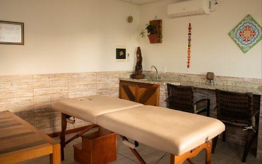 Sala de atendimento do 2º andar, com maca e bancada